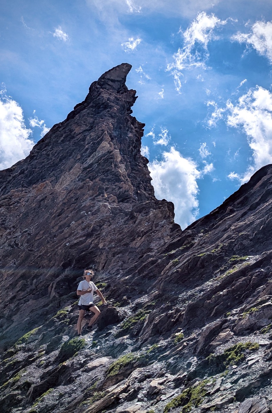 Flavio en montagne, au pied d'une arête rocheuse, en Savoie